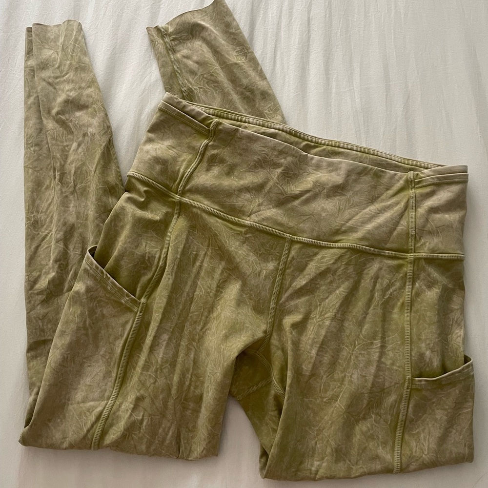 Lululemon fast & free leggings size 8, diamond dye, hardly worn. EUC. 25” inseam